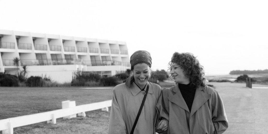 Szene aus "3 Tage in Quiberon". Mit zehn Nominierungen ist der Film Favorit beim Deutschen Filmpreis. Unter anderem sind Marie Bäumer (l) und Birgit Minichmayr (r) Kandidatinnen. (Archivbild)