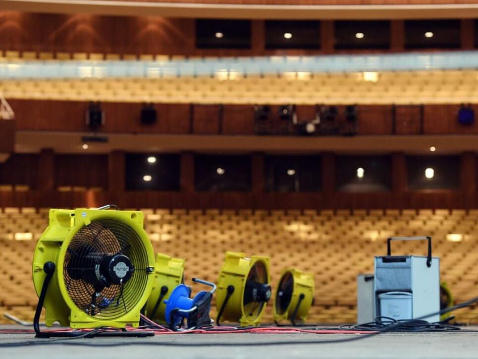 Gebläse auf der Bühne der Deutschen Oper Berlin. Nach einem Wasserschaden durch eine kaputte Sprinkleranlage ist die Bühne soweit getrocknet, dass der Betrieb am Donnerstag in reduziertem Mass wieder aufgenommen werden kann.