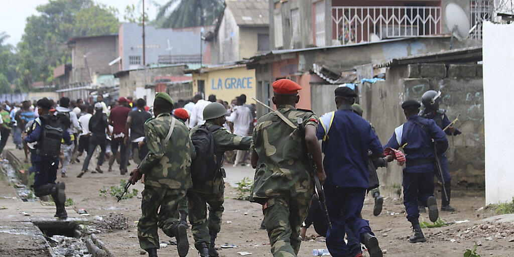 Kongolesische Sicherheitskräfte vertreiben Demonstranten in Kinshasa. Am Vorgehen der Polizei ist nun scharfe Kritik geübt worden. (Archiv)