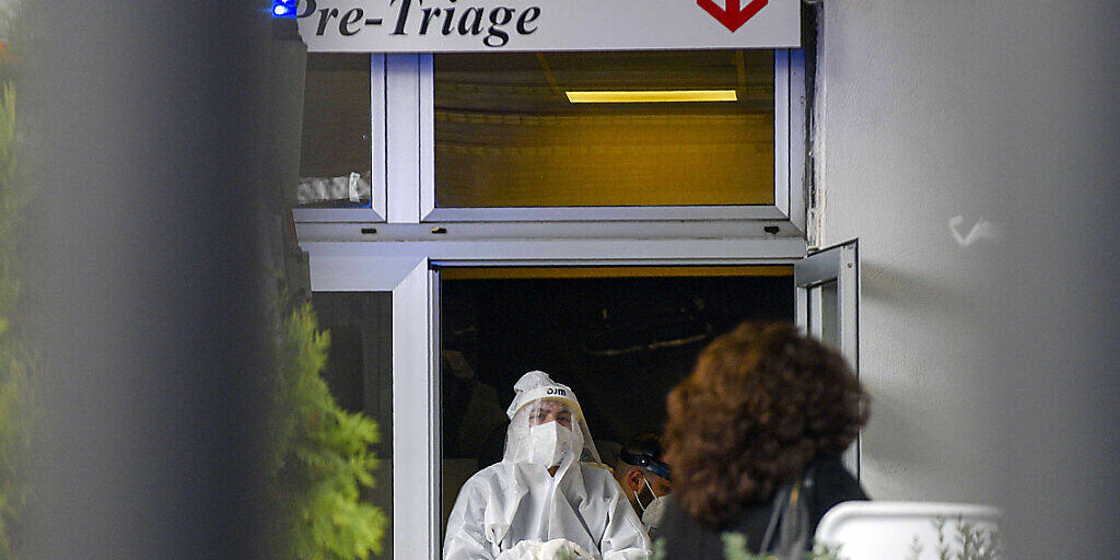 Medizinisches Personal in Schutzkleidung steht in der Notaufnahme des Cardarelli-Krankenhauses. Foto: Alessandro Pone/LaPresse/AP/dpa Medizinisches Personal in Schutzkleidung steht in der Notaufnahme des Cardarelli-Krankenhauses. Foto: Alessandro Pone/LaPresse/AP/dpa