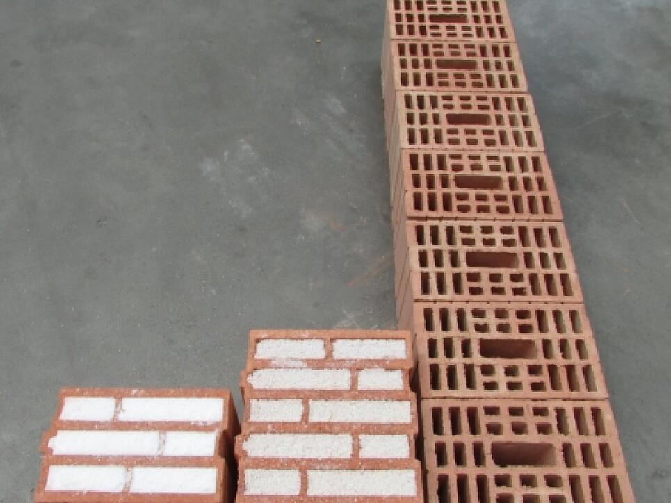 Der Aerobrick (links) im Vergleich mit Perlit-Ziegelstein (Mitte) und nicht-isolierenden Ziegeln (rechts): Gleiche Dämmung, dünnere Mauer.