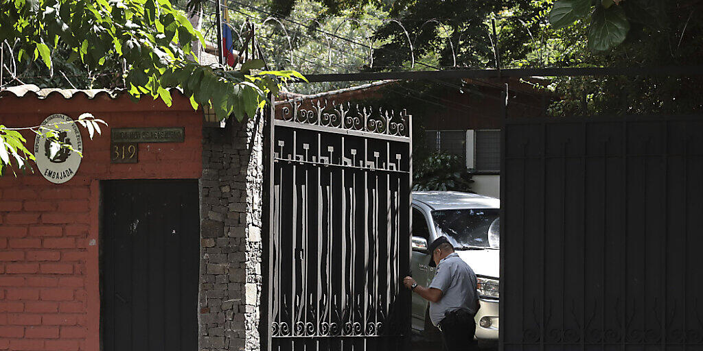Ein Wachmann öffnet das Tor zur venezolanischen Botschaft in El Salvadors Hauptstadt San Salvador.