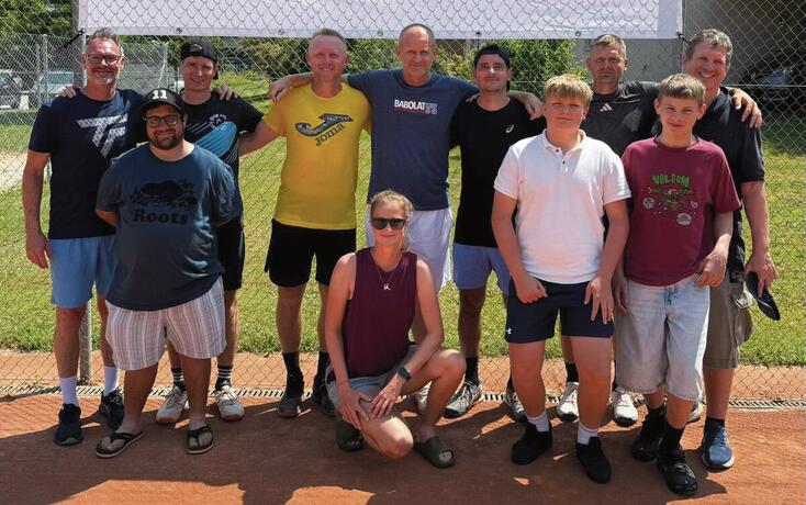 Die beiden Mannschaften 45+ (l.) und 55+ sicherten sich am Wochenende im Interlcub die ersten Schweizer Meistertitel für den TC Vaduz.