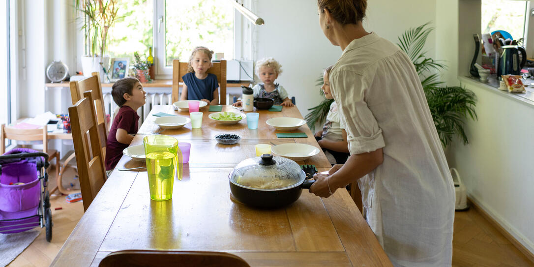 TAGESFAMILIE, GFZ, STIFTUNG GFZ, KINDERBETREUUNG, KINDERTAGESBETREUUNG, BETREUUNG, KINDERTAGESPFLEGE, ZUHAUSE, ZU HAUSE, WOHNUNG, MITTAGESSEN, MITTAG ESSEN, ZMITTAG, ESSEN, MITTAGSTISCH, ESSTISCH, ESSZIMMER, TAGESMUTTER, KINDERTAGESPFLEGEPERSON, KINDER,