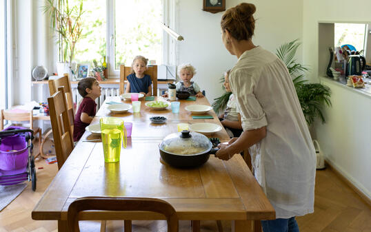 TAGESFAMILIE, GFZ, STIFTUNG GFZ, KINDERBETREUUNG, KINDERTAGESBETREUUNG, BETREUUNG, KINDERTAGESPFLEGE, ZUHAUSE, ZU HAUSE, WOHNUNG, MITTAGESSEN, MITTAG ESSEN, ZMITTAG, ESSEN, MITTAGSTISCH, ESSTISCH, ESSZIMMER, TAGESMUTTER, KINDERTAGESPFLEGEPERSON, KINDER,