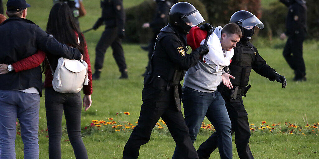 Polizisten nehmen einen Demonstranten fest bei einem Protest nach der Amtseinführung des umstrittenen Präsidenten Lukaschenko in Belarus (Weißrussland). Bei den Protesten gegen die Amtseinführung des umstrittenen Staatschefs Lukaschenko sind 259 Menschen festgenommen worden. Foto: Uncredited/TUT.by/AP/dpa