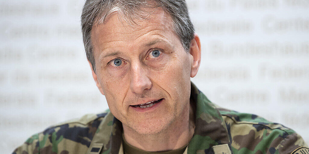 Oberst Peter Merz - hier an einer Medienkonferenz zur Beschaffung neuer Kampfflugzeuge - wird im kommenden Sommer neuer Luftwaffen-Chef. Er löst den in Frühpension gehenden Bernhard Müller ab. (Archivbild)