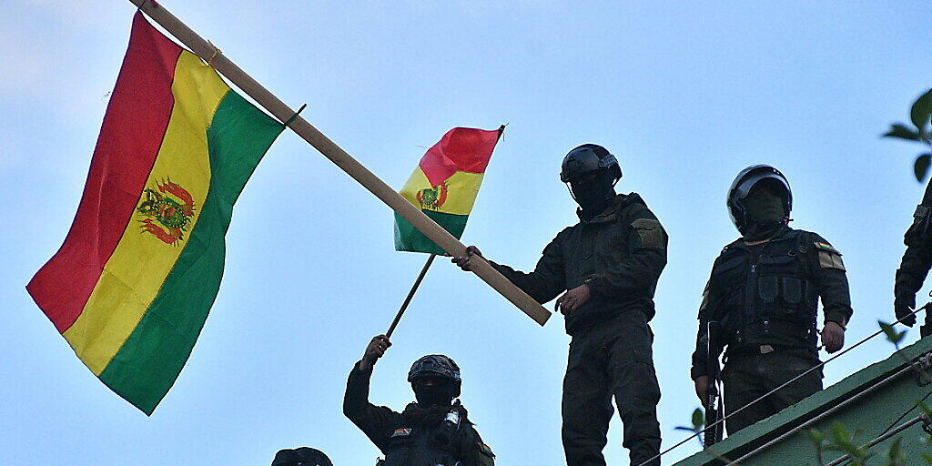 Zahlreiche Sicherheitskräfte in Bolivien haben sich den Protesten gegen den Präsidenten Evo Morales angeschlossen.