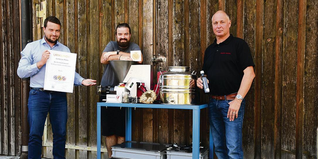 Florian Bernardi, Marco Jehle-Radkohl und Andreas Näscher (v. l.) mit der Pressmaschine.