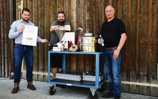 Florian Bernardi, Marco Jehle-Radkohl und Andreas Näscher (v. l.) mit der Pressmaschine.