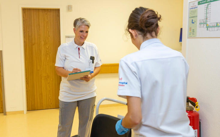 Nicole Luppi-Lampert, diplomierte Pflegefachfrau HF und Berufsbildnerin, mit einer Auszubildenden.