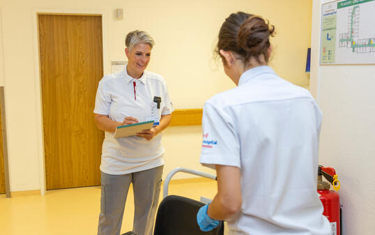 Nicole Luppi-Lampert, diplomierte Pflegefachfrau HF und Berufsbildnerin, mit einer Auszubildenden.