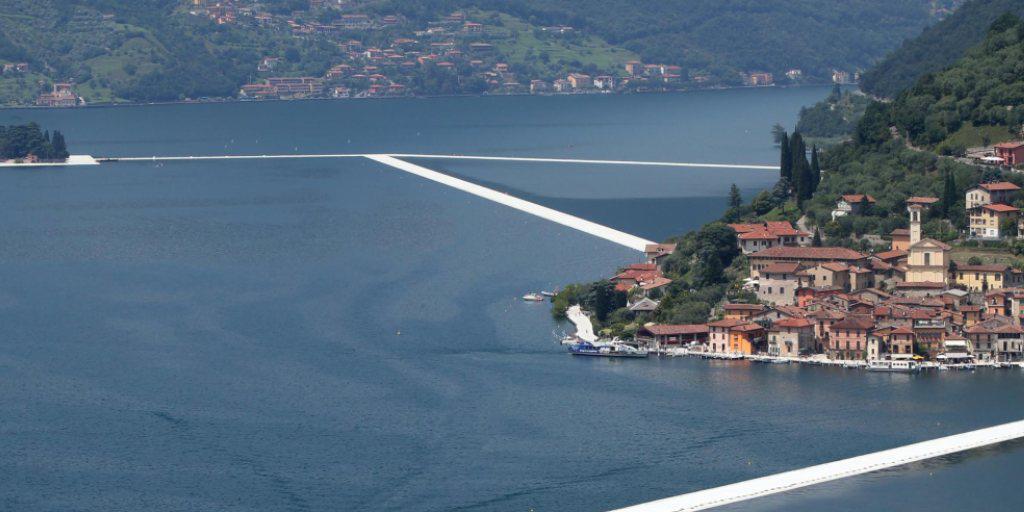 Christos "The Floating Piers" auf dem Iseo-See in Norditalien. Christos "The Floating Piers" auf dem Iseo-See in Norditalien.
