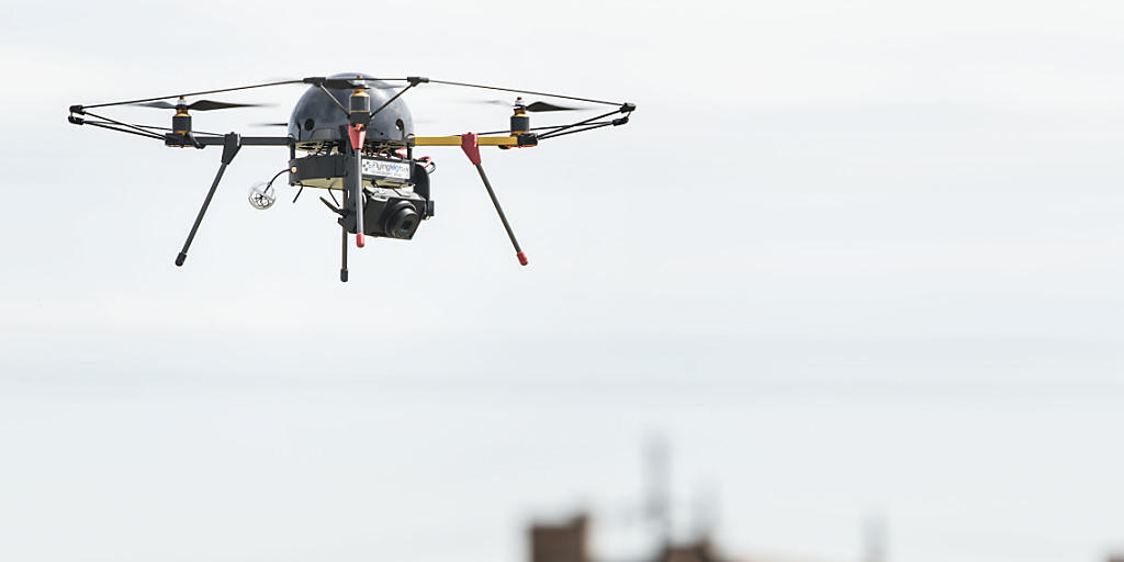 Drohnen dürfen einem Flughafen oder Flugplatz nicht näher als fünf Kilometer kommen. Eine neue interaktive Karte zeigt auf, wo welche Einschränkungen und Verbote gelten.
