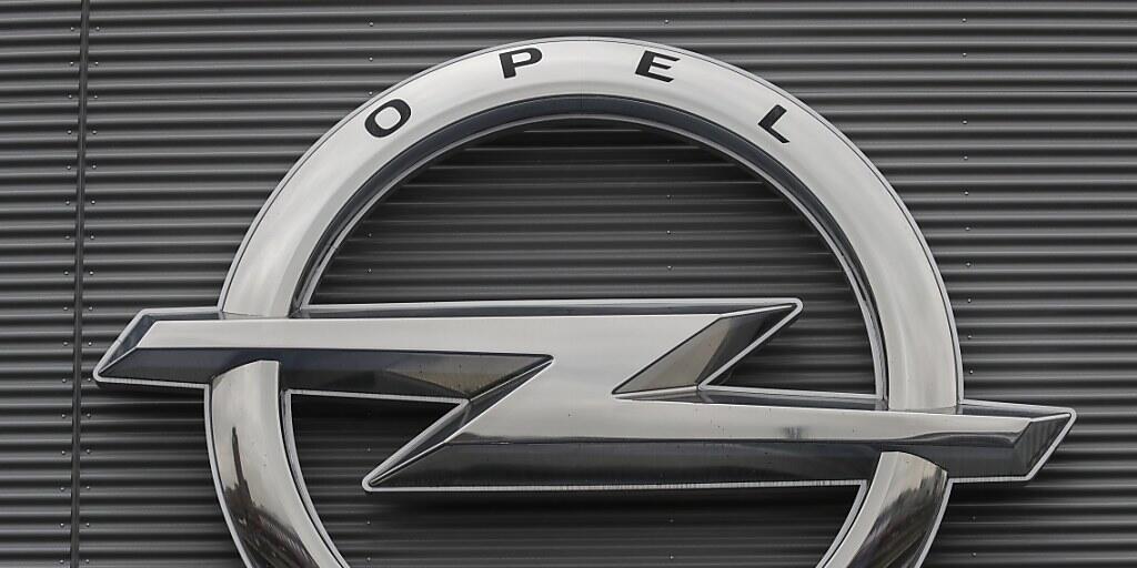 Der Autobauer Opel hat sich mit seinen deutschen Händlern auf einen neuen Mustervertrag geeinigt. In der Schweiz dauert es noch länger. (Archiv)
