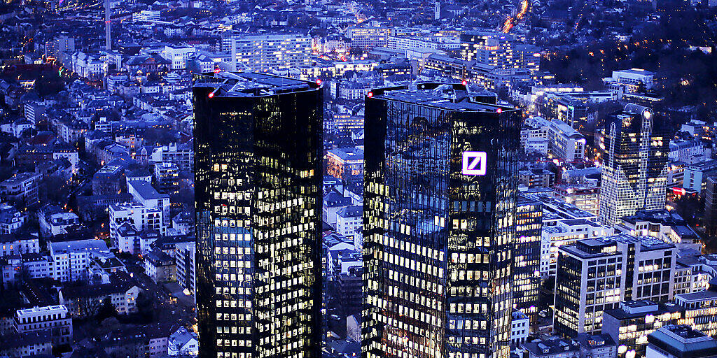 Die Deutsche Bank hat am Montag mitgeteilt, dass sie von einem geringeren Ertrag ausgeht, als sie ursprünglich in ihrer neuen Strategie angenommen hat. (Archivbild)