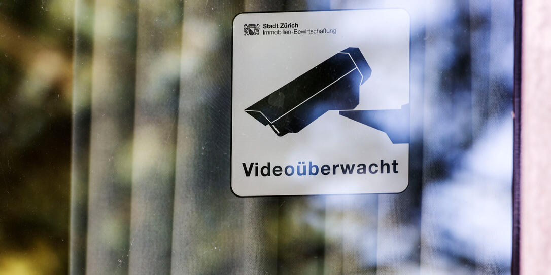 UEBERWACHUNG, VIDEOUEBERWACHUNG, KAMERAUEBERWACHUNG, UEBERWACHUNGSKAMERA, SICHERHEIT, SCHULE, SCHULHAUS, SCHULAREAL, SCHULGELAENDE, PAUSENPLATZ, KAMERA, VIDEOKAMERA,