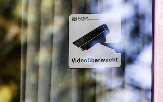 UEBERWACHUNG, VIDEOUEBERWACHUNG, KAMERAUEBERWACHUNG, UEBERWACHUNGSKAMERA, SICHERHEIT, SCHULE, SCHULHAUS, SCHULAREAL, SCHULGELAENDE, PAUSENPLATZ, KAMERA, VIDEOKAMERA,