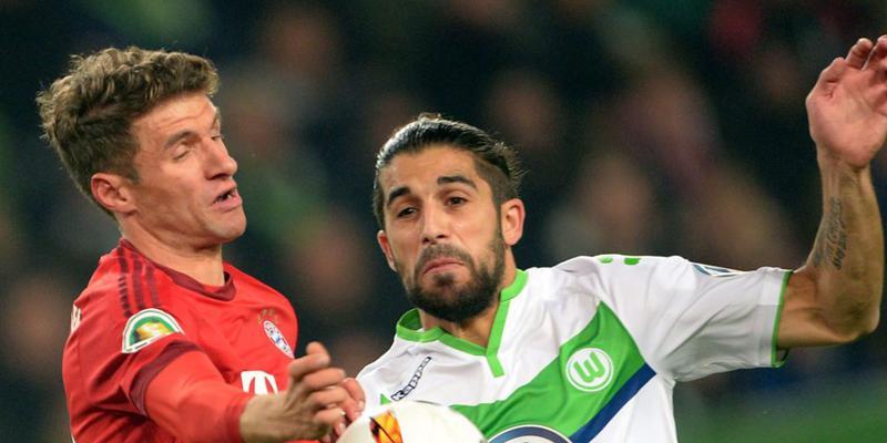 Ricardo Rodriguez (rechst) gegen Bayerns Thomas Müller