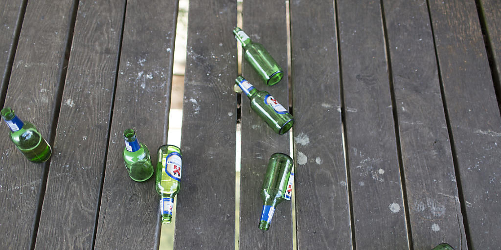 Viele Schweizerinnen und Schweizer wissen nicht, dass der Konsum von Alkohol auch zu Krebs führen kann. (Symbolbild)