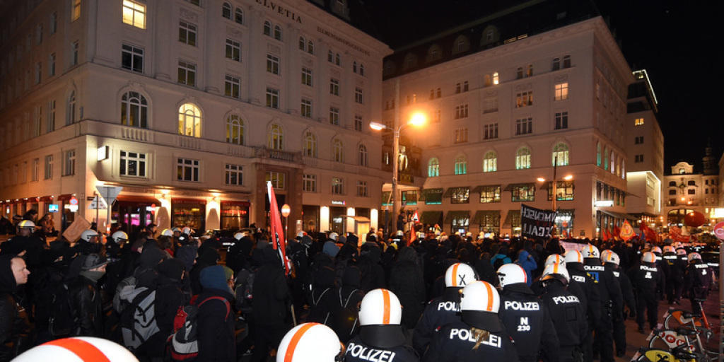 Szene der Kundgebung gegen den Akademikerball am Freitagabend in Wien. Szene der Kundgebung gegen den Akademikerball am Freitagabend in Wien.