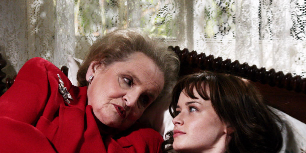 Bald hat das Warten eine Ende: Im November feiert die erfolgreiche US-Serie "Gilmore Girls" um Rory (rechts, mit Gaststar und ehemaliger US-Aussenministerin Madeleine Albright) und deren Mutter Lorelay Gilmore ihr Comeback auf Netflix. (Pressebild)