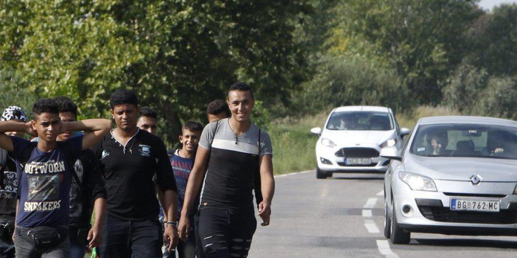 Flüchtlinge unterwegs in Serbien.l