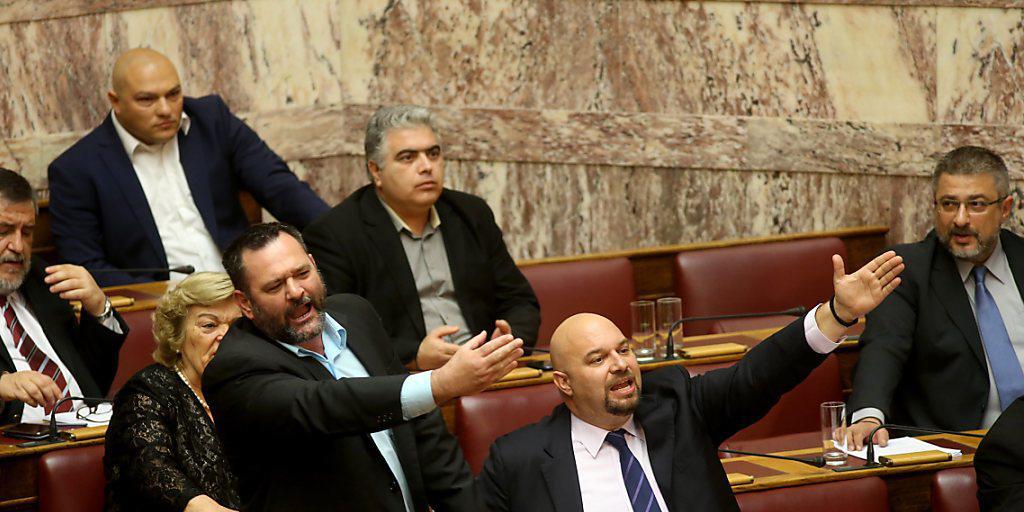 Der Protest im Parlament nützte nichts: Das neue Sparprogramm in Griechenland wurde angenommen. Der Protest im Parlament nützte nichts: Das neue Sparprogramm in Griechenland wurde angenommen.
