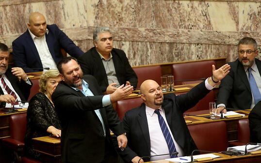 Der Protest im Parlament nützte nichts: Das neue Sparprogramm in Griechenland wurde angenommen.