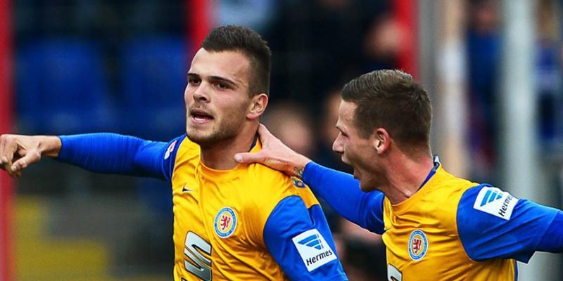 Orhan Ademi (links) feiert im Oktober 2013 seinen ersten Treffer in der 1. Bundesliga