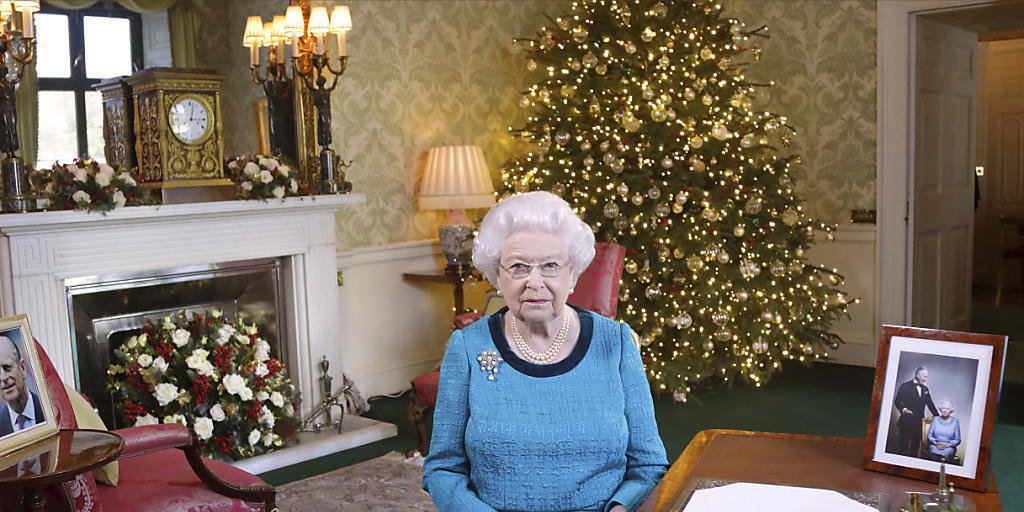 Das offizielle Weihnachtsfoto 2016 von Königin Elizabeth II.: Die Queen posiert im Regency Room von Buckingham Palace. Das offizielle Weihnachtsfoto 2016 von Königin Elizabeth II.: Die Queen posiert im Regency Room von Buckingham Palace.