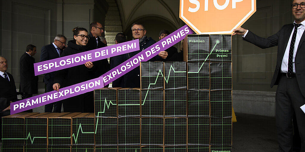 Die CVP will mit einer Initiative den Anstieg der Krankenkassenprämien bremsen. Wegen der Corona-Pandemie dürften viele Haushalte schon jetzt finanziell ins Schleudern geraten. (Archivbild) Die CVP will mit einer Initiative den Anstieg der Krankenkassenprämien bremsen. Wegen der Corona-Pandemie dürften viele Haushalte schon jetzt finanziell ins Schleudern geraten. (Archivbild)