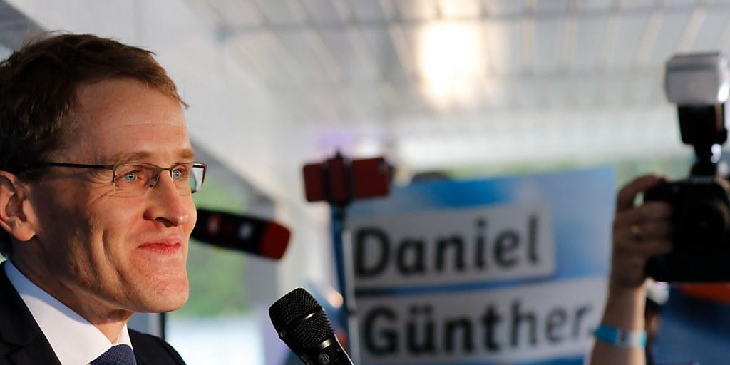 Er hat gut lachen: Daniel Günther von der CDU nach dem Wahlsieg seiner Partei bei den Landtagswahlen im norddeutschen Bundesland Schleswig-Holstein.