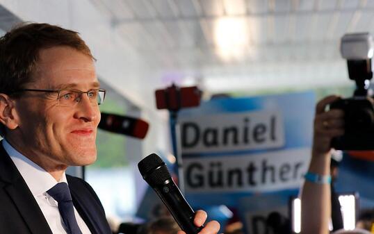 Er hat gut lachen: Daniel Günther von der CDU nach dem Wahlsieg seiner Partei bei den Landtagswahlen im norddeutschen Bundesland Schleswig-Holstein.