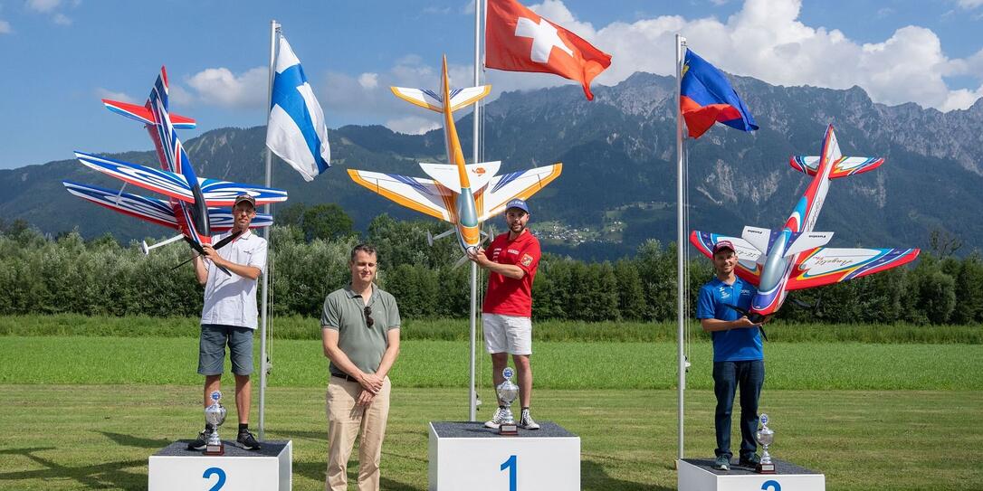 Stefan Kaiser (r.) landete auf Rang drei. Die Pokale übergab Prinz Hubertus.