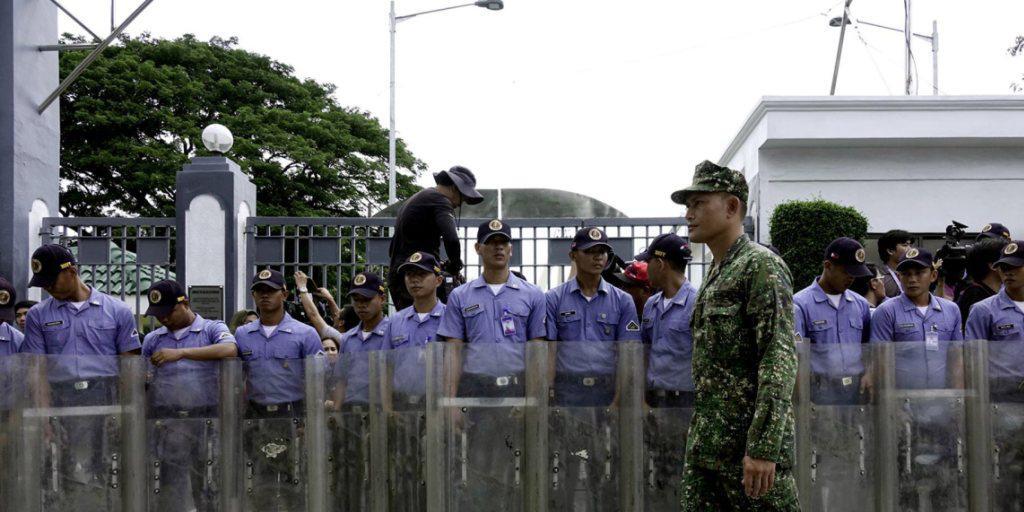 Philippinische Sicherheitskräfte sichern vor der Beisetzung von Ferdinand Marcos den Heldenfriedhof ab. Opfer hatten die Umbettung des ehemaligen Diktators dorthin verhindern wollen.