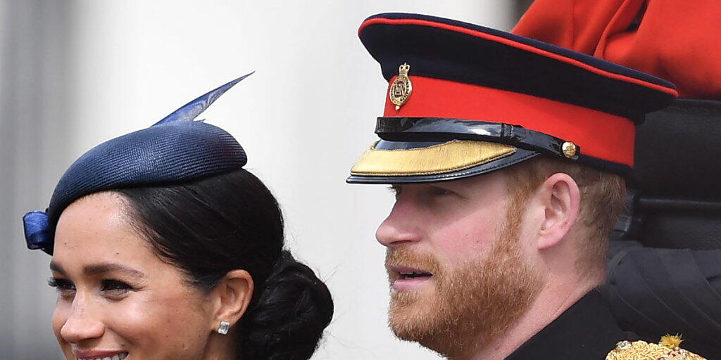 Auch Herzogin Meghan - hier mit Prinz Harry- nahm an der Geburtstagsparade der Queen teil. Es war ihr erster offizieller Termin seit der Geburt ihres Kindes - des kleinen Archie - vor etwa einem Monat. Auch Herzogin Meghan - hier mit Prinz Harry- nahm an der Geburtstagsparade der Queen teil. Es war ihr erster offizieller Termin seit der Geburt ihres Kindes - des kleinen Archie - vor etwa einem Monat.