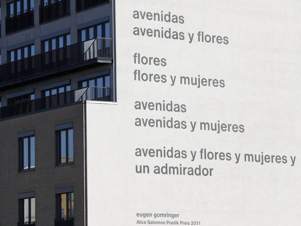 Dieses Gedicht des Schweizers Eugen Gomringer soll übermalt werden, weil es angeblich sexistisch ist. Frauen zu bewundern, sagen Kritiker, heisse, sie zu erniedrigen. Die Akademie der Künste kontert die geplante Übermalung der "avenidas" mit einem eigenen Gomringer-Gedicht. (Archivbild)