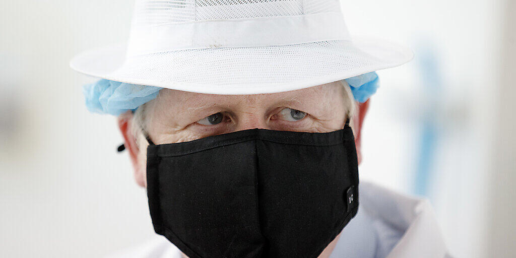 Boris Johnson, Premierminister von Großbritannien, trägt Schutzkleidung und einen Mundschutz bei einem Besuch der Orkney Cheese Company. Foto: Robert Perry/PA/dpa Boris Johnson, Premierminister von Großbritannien, trägt Schutzkleidung und einen Mundschutz bei einem Besuch der Orkney Cheese Company. Foto: Robert Perry/PA/dpa