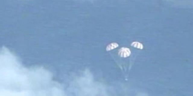 Ein NASA-Bild zeigt Orion im Sinkflug