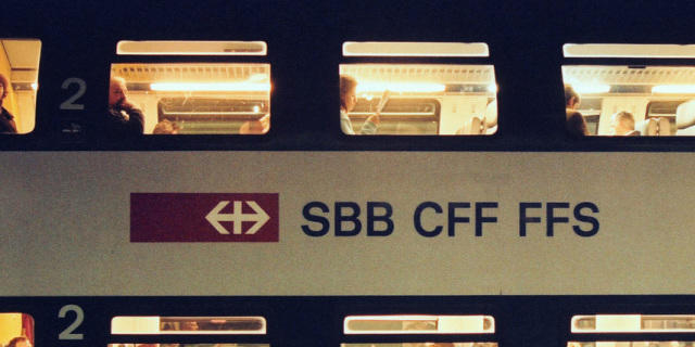 Pendler reisen am Abend in einem Zug S-Bahn der SBB (Symbolbild)