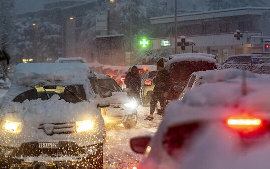 Nichts ging mehr am Freitag im dichten Schneegestöber in Stabio TI. (KEYSTONE/Ti-Press/Francesca Agosta) Geo-Information: Schweiz/Stabio Quelle: KEYSTONE/Ti-Press Fotograf: Francesca Agosta