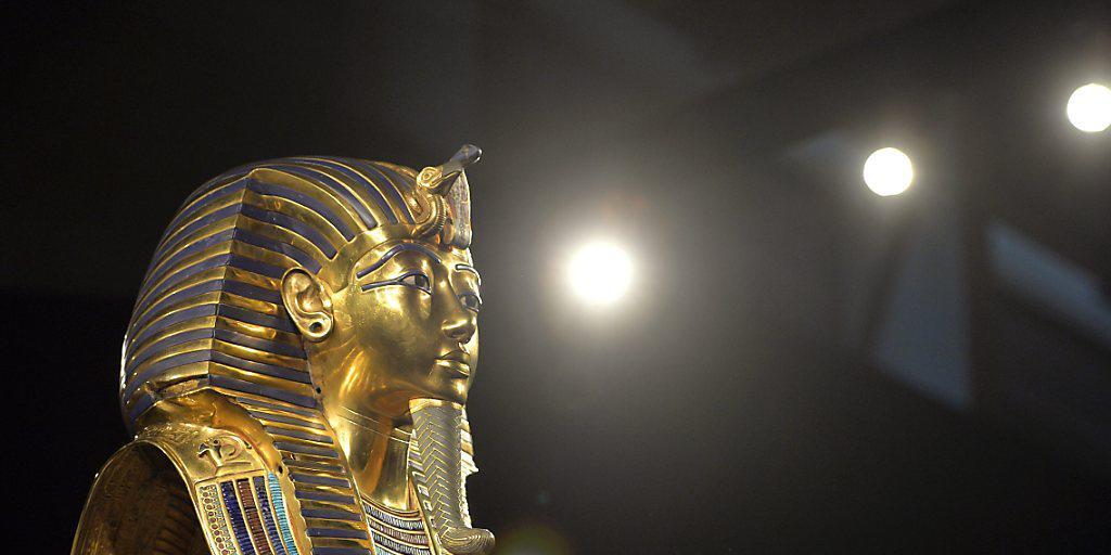 Die berühmte Totenmaske Tutanchamuns. Wissenschaftler vermuten, dass es in dem Grab des ägyptischen Pharaos noch unentdeckte Räume geben könnte. Die berühmte Totenmaske Tutanchamuns. Wissenschaftler vermuten, dass es in dem Grab des ägyptischen Pharaos noch unentdeckte Räume geben könnte.