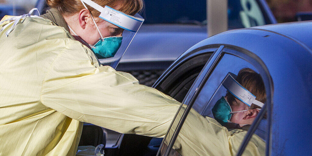 ARCHIV - Eine Mitarbeiterin des Gesundheitswesens führt einen Corona-Test bei einem Patienten auf dem Parkplatz des Saint Alphonsus Health Plaza durch. Foto: Darin Oswald/Idaho Statesman/AP/dpa ARCHIV - Eine Mitarbeiterin des Gesundheitswesens führt einen Corona-Test bei einem Patienten auf dem Parkplatz des Saint Alphonsus Health Plaza durch. Foto: Darin Oswald/Idaho Statesman/AP/dpa