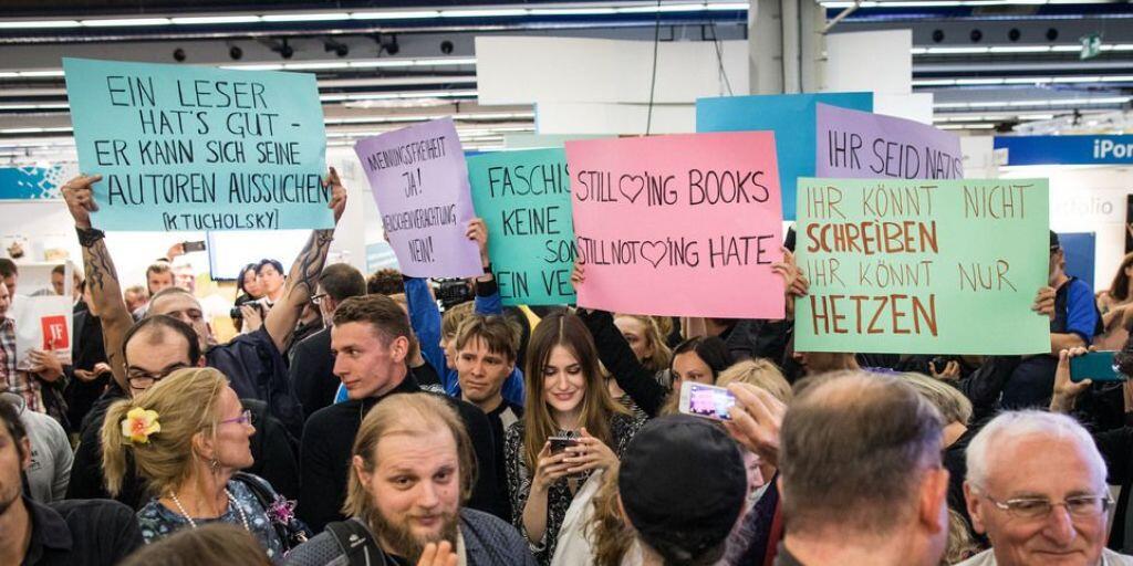 Tumult am Samstag auf der Frankfurter Buchmesse: Linke Demonstranten stören eine Lesung eines rechtsgerichteten Verlags.