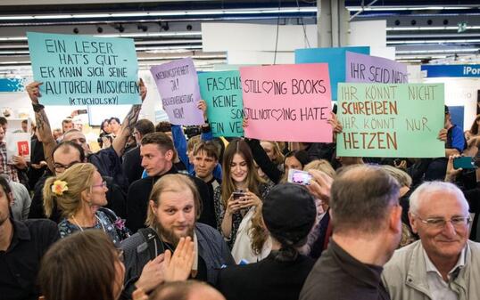 Tumult am Samstag auf der Frankfurter Buchmesse: Linke Demonstranten stören eine Lesung eines rechtsgerichteten Verlags.