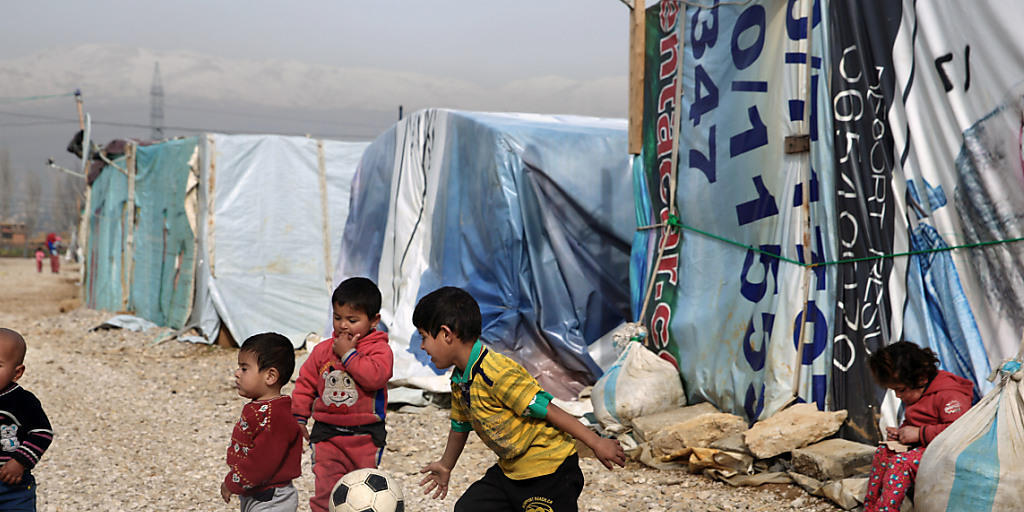Flüchtlingskinder aus Syrien spielen in einem Flüchtlingslager im Libanon. Das Kinderhilfswerk UNICEF will besonders viel Geld für syrische Flüchtlingskinder bereitstellen. (Archiv) Flüchtlingskinder aus Syrien spielen in einem Flüchtlingslager im Libanon. Das Kinderhilfswerk UNICEF will besonders viel Geld für syrische Flüchtlingskinder bereitstellen. (Archiv)