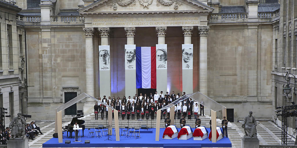Die vier Särge der Geehrten vor dem Panthéon in Paris Die vier Särge der Geehrten vor dem Panthéon in Paris