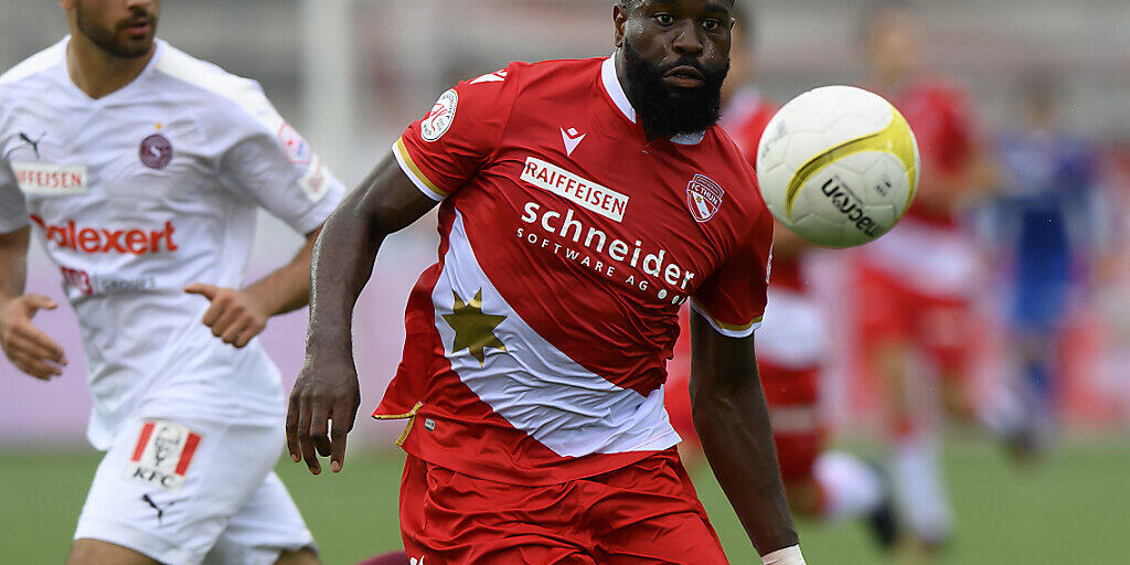 Ridge Munsy (rechts) spielt auch nächste Saison im Dress des FC Thun