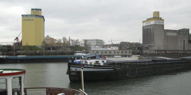 Rheinschifffahrt im Basler Hafenbecken (Archiv)